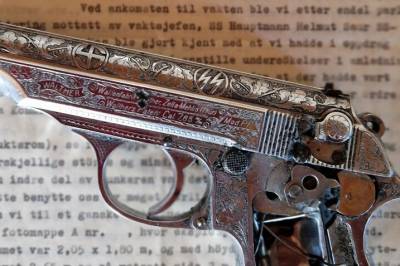Først ble han drept av en kule, så ble han sprengt i fillebiter. SS-sjefens pistol klarte seg