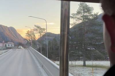 På Dalen kjører gutta traktor til skolen