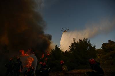 Skogbrannene i Hellas: To brann­helikoptere har kollidert