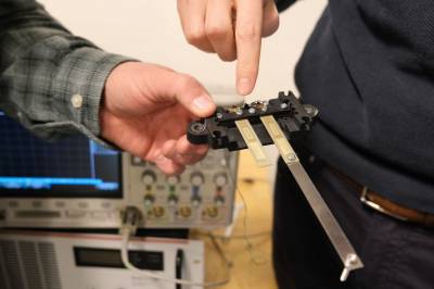 Høster grønn energi fra vibrasjoner i bakken