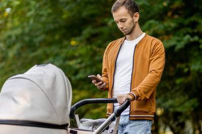 Hva gjør det med barna når foreldrene skroller på mobilen hele tida?