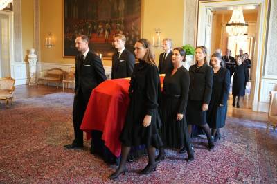 Høiby blant barnebarna som følger kong Haralds siste ferd gjennom Slottet