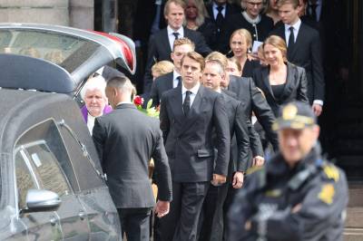 Stein Erik Hagens bisatt: kisten kjøres bort