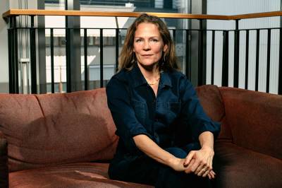 Gir bort 22. juli-bok gratis til alle skoler