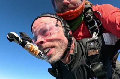 Radioreporter Stian hopper i fallskjerm
