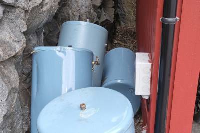 Fikk varmtvanns-beredere dumpet ved garasjen