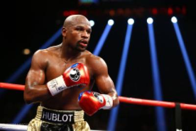 Bokselegenden Floyd Mayweather vender tilbake til profesjonell boksing etter ni år