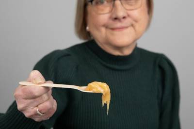 Tannkrem med honning fås kjøpt i norske butikker: – Veldig interessant at det får lov til å skje, sier forsker