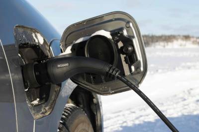 Her lader de bilen med solenergi