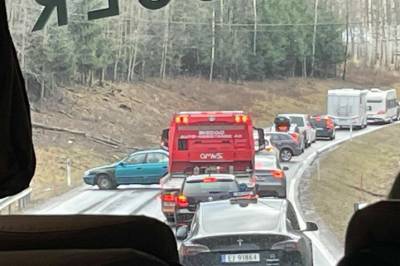 Massive køer etter kjedekollisjon på E16