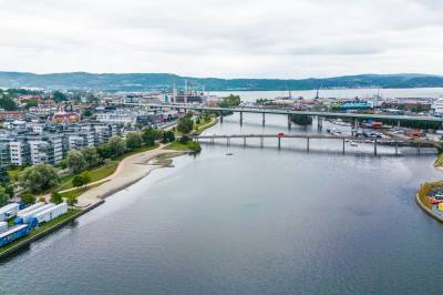 Stenger E18 over Drammensbrua på nattestid