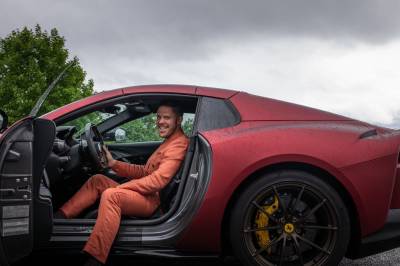 Fikk 300 millioner – kjøpte to Ferrarier med en gang: – Jeg ble så frelst