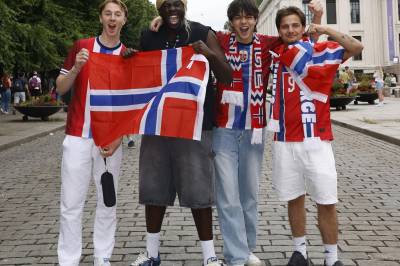 Engelsk fotballinfluenser fløy til Oslo for å støtte Norge