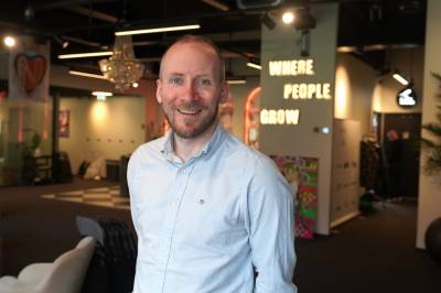 Adrian får ofte folk til å snu seg: – Jeg kvier meg alltid for å gå ut