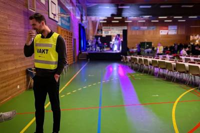 Her dansar 340 festglade øyningar i mørket