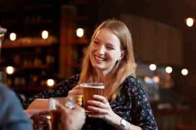 - Det er ikke rart at hun har draget, alle menn elsker sånne damer