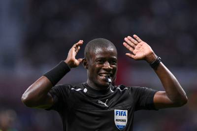 Gabonske Pierre Atcho dømmer Norges første VM-kamp