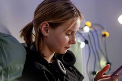 Mye skjermbruk går utover livskvaliteten til norske ungdommer – med ett unntak