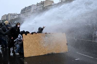 Paris: Politibetjenter oppfordrer demonstranter til å forlate området