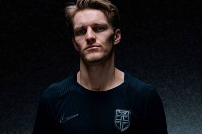 To av tre VM-drakter uten Norge-flagget på brystet: – De manipulerer