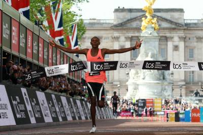 Brøt den magiske maratongrensen – ny verdensrekord!