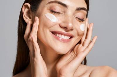 Hvordan kan du holde huden fin og unngå rynker? Her er hudlegenes tips