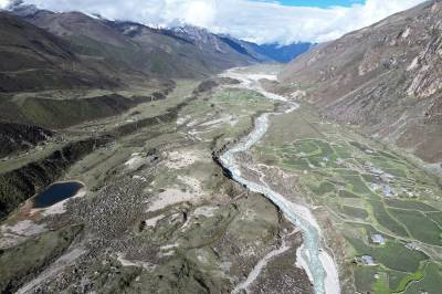 Hundrevis av farlige fjell og isbreer truer i Himalaya. – Husene i denne dalen kan bli slukt på 10 minutter