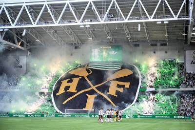 Skandalescener i svensk cupkamp – maskerte tilskuere tok seg inn på banen og kastet bluss