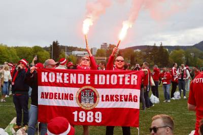 Se bildene fra supporterfesten