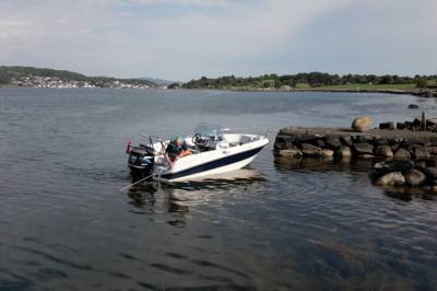 Holder båten ut fra land