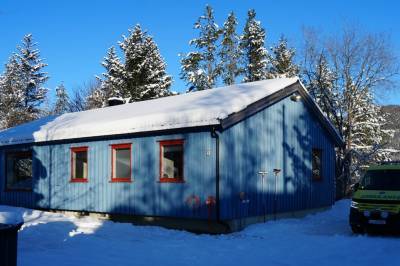 Sjukehus la ambulansestasjon til vanleg hus – 28 tilsette deler eitt toalett