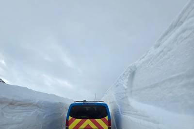 Har startet brøyting av Trollstigen: – Holder været kan det gå fort