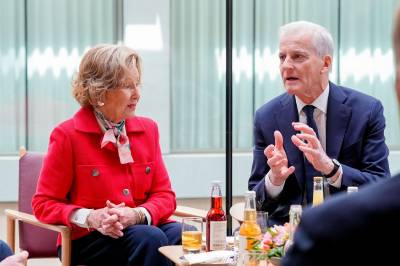 Kongeparet og kronprinsen besøker det nye regjeringskvartalet