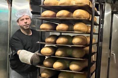 Fire millionar brød har han baka. På fredag er det slutt