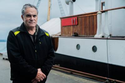 Knut reparerer veteranskip på Damsgård. Så fikk han brev fra kong Charles.