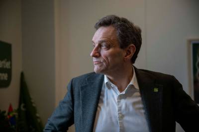 Deltar i gravferden etter kreftbehandling