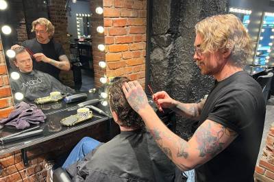 Kjendisfrisør fra Ågotnes med ny podkast