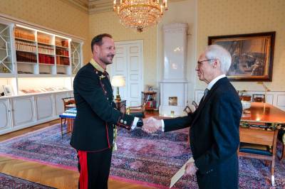 Kong Haakon tok imot sine første ambassadører