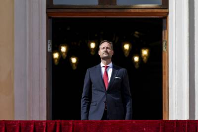 Kronprinsen på slottsbalkongen