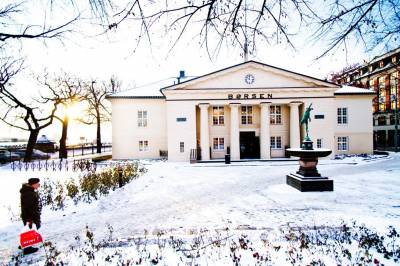 Oslo Børs åpner rett opp fredag. John Fredriksens tankrederi styrkes markant på milliardavtale.