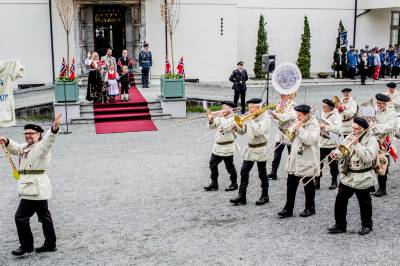 Vi feirer friheten og Grunnloven, mens demokratiet kjemper for å overleve