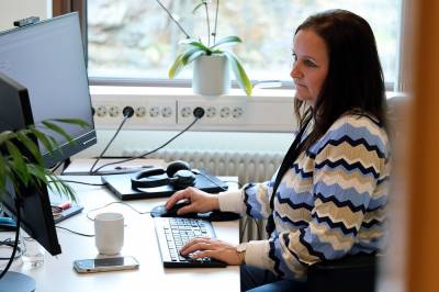 Hun har jobbet på danskebåten, og i bank. Nå sitter hun her