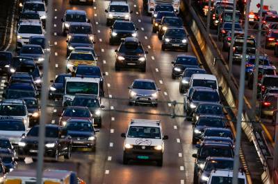 Rådene for å unngå ladekø og køkjøring på den store påskeutfarten: Reis sent eller tidlig