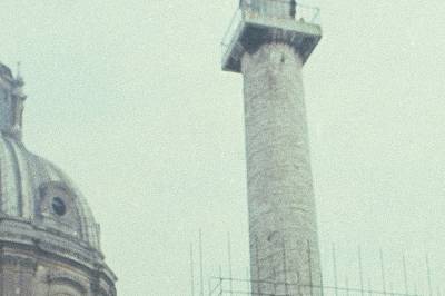 Hva heter denne 35 meter høye statuen i Roma?
