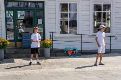 Her hanker 14-åringene inn folk på gata
