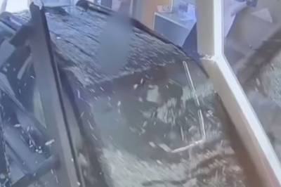 Her dundrer bilen inn i politistasjonen