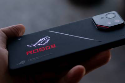 Asus stopper med mobiltelefoner – satser alt på AI