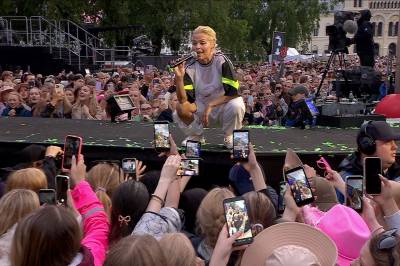 Petra Marklund - «Händerna mot himlen»