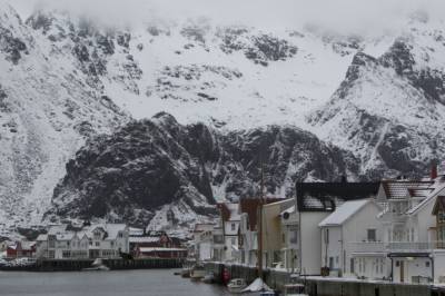 Henningsvær er isolert etter snøras