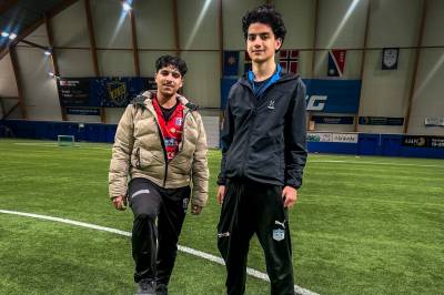 Ishan og Abu spiller fotballkamper om natta: – Det er for sent